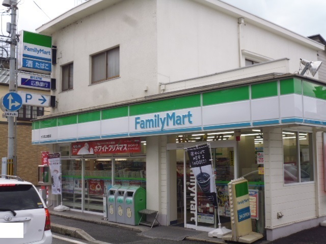 コンビニ　ファミリーマート（コンビニ）まで240m