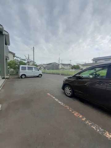 駐車場　駐車場があるので、車を買う予定の方も安心です