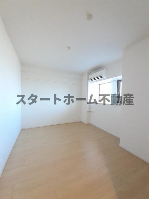 その他部屋・スペース　開放的な寝室です