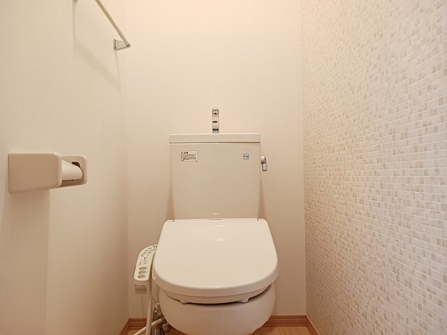 トイレ　※写真は205号室です ※相違する場合は現況を優先いたします