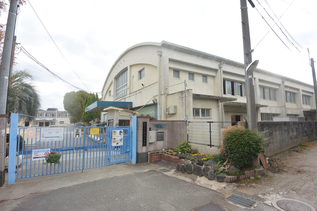小学校　寝屋川市立成美小学校（小学校）まで740m