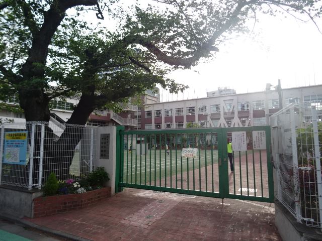 小学校　区立市谷小学校（小学校）まで330m