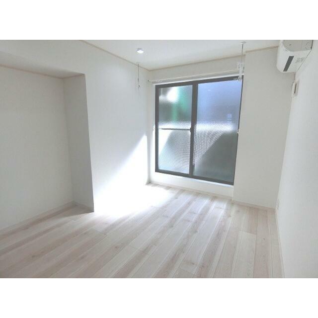 その他部屋・スペース　洋室は６帖。ナチュラルな木目調の床材を使用しており、温かい空
