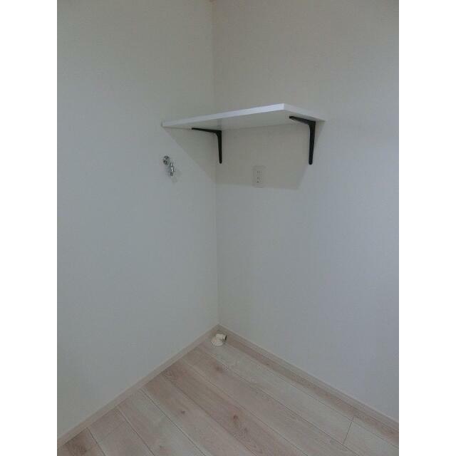 その他　室内洗濯機置き場は便利な棚付き！