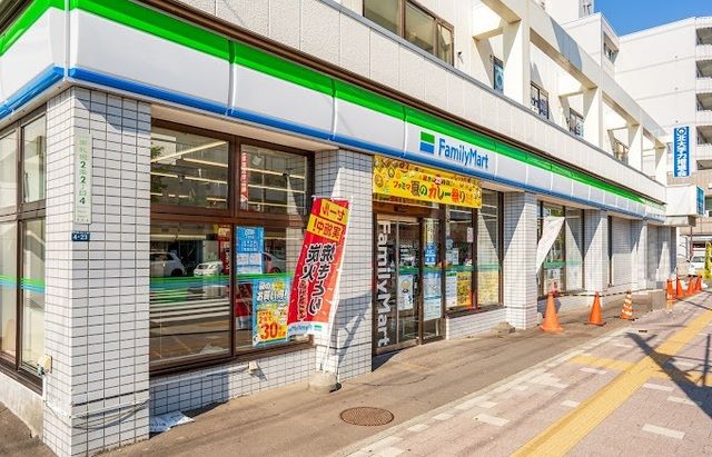 コンビニ　ファミリーマート（コンビニ）まで130m