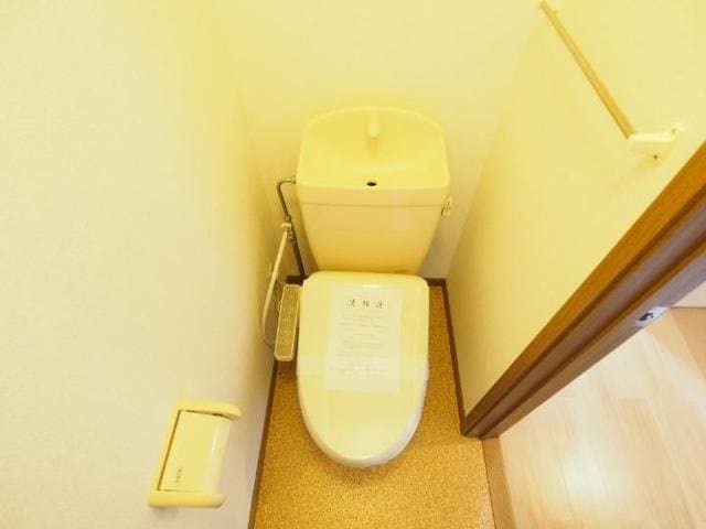 トイレ　温水洗浄便座付きで快適です。