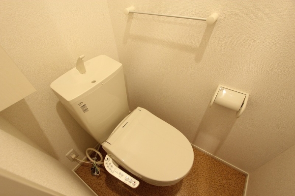 トイレ　温水シャワー付きトイレです