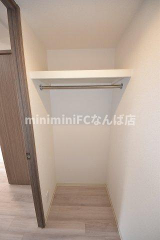収納　背面にも同じものがあるウォークインＣＬ