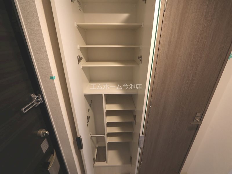 玄関　玄関（シューズボックス完備）