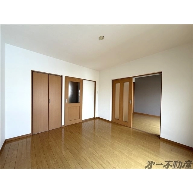 建物外観　洋室（上階７．４帖）