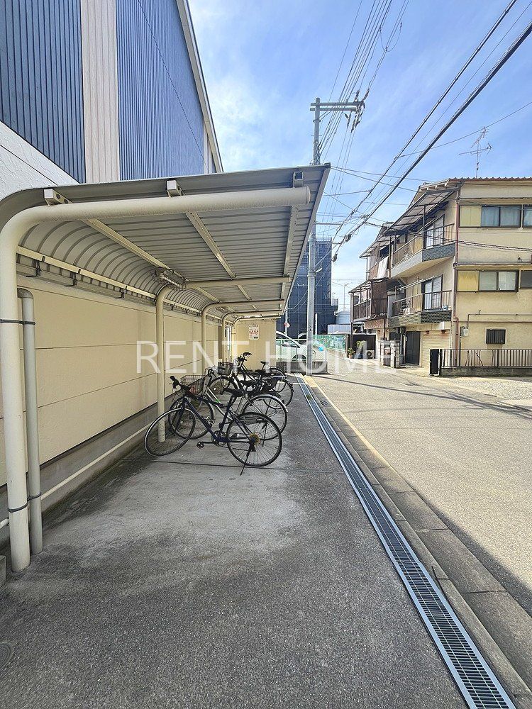 その他共有部分　屋根付きの駐輪場です。