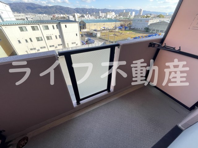 バルコニー　開放的で明るい空間を演出してくれるバルコニーです