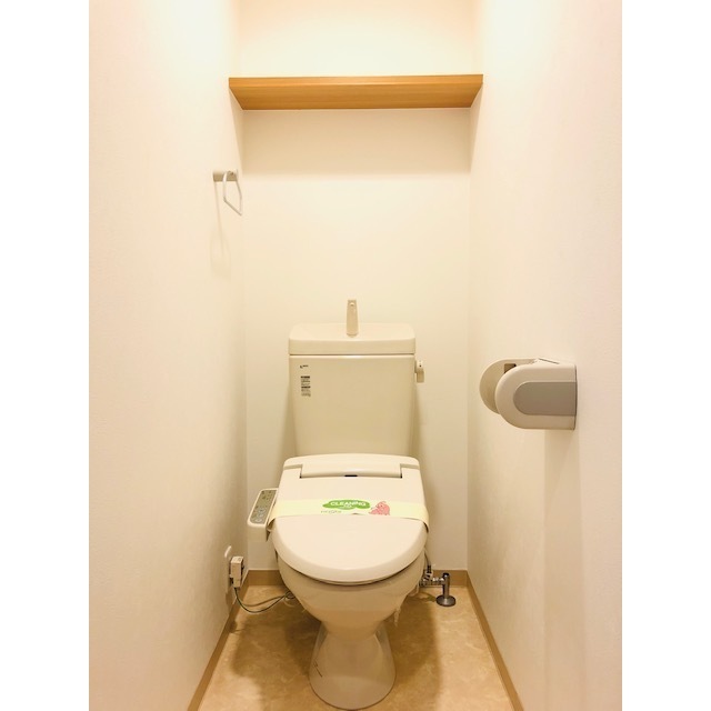 トイレ　ウォシュレット付き！収納もあります。