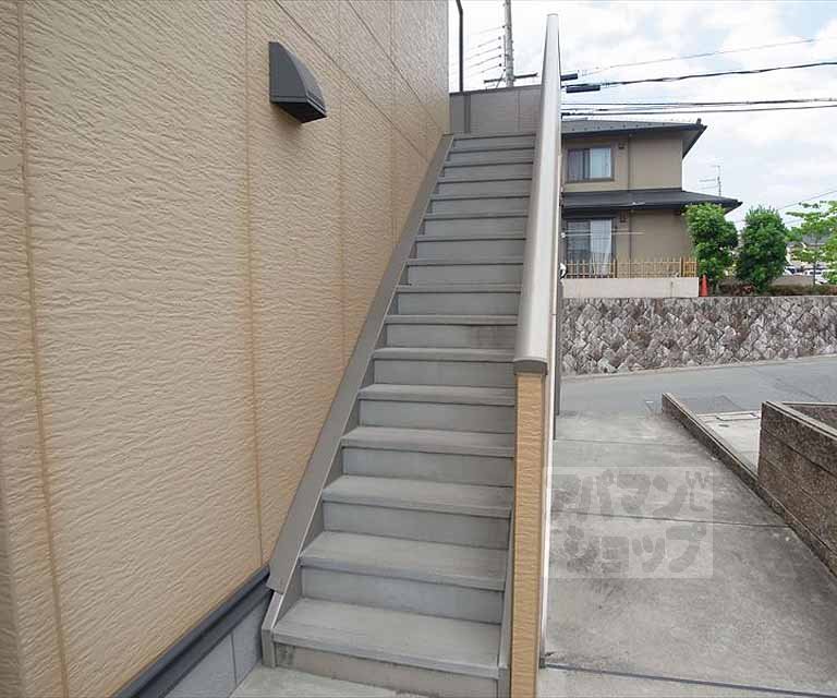 エントランス　明るい外階段です