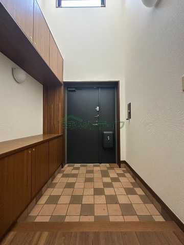 玄関　別部屋の参考写真となります。