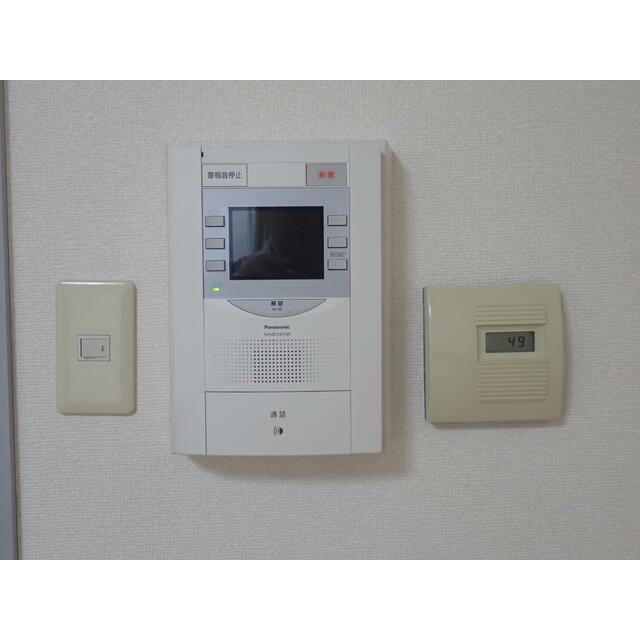 セキュリティ　中央の機器は、モニター付オートロック（インターホンはモニター