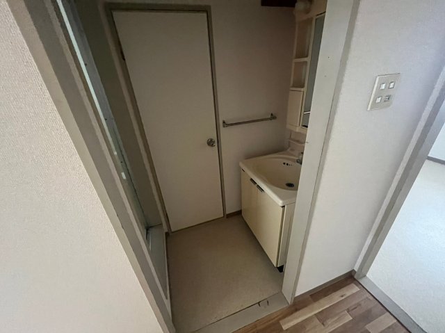 洗面設備　明るい洗面所です