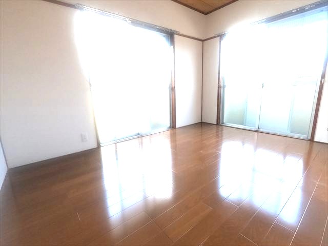 その他設備　2面採光の洋室