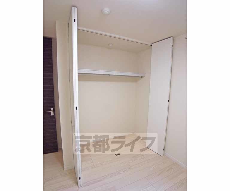 収納　洋室の収納は容量大き目です。