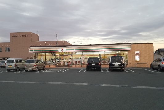 コンビニ　セブンイレブン（コンビニ）まで328m