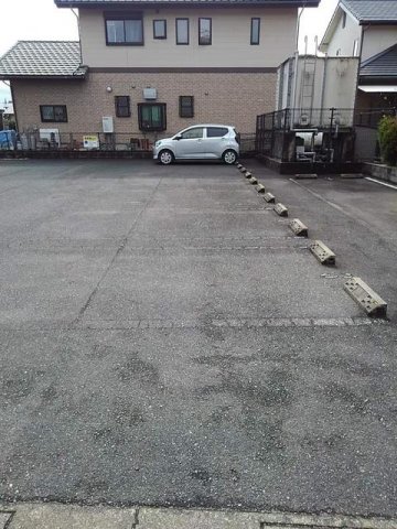 駐車場　駐車場があるので、車を買う予定の方も安心です