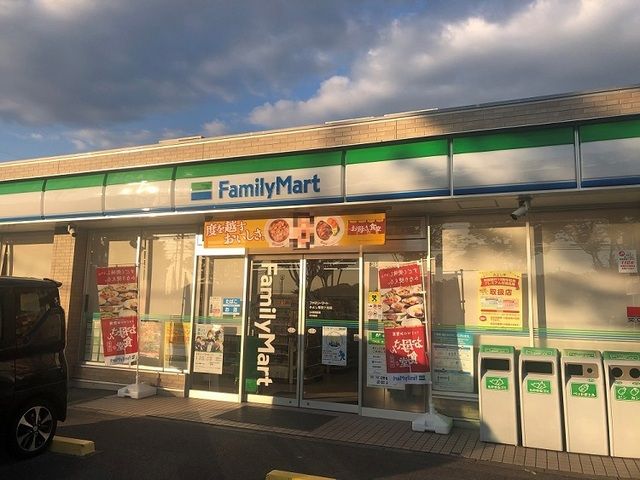 コンビニ　ファミリーマート（コンビニ）まで550m