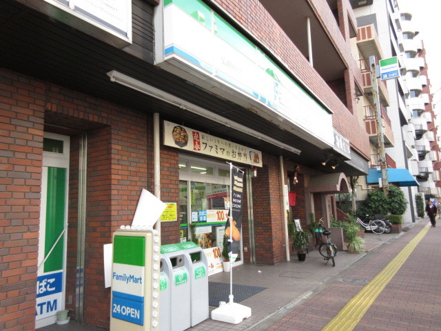 コンビニ　ファミリーマート伝通院前店（コンビニ）まで486m