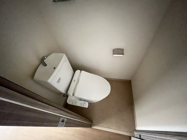 トイレ　落ち着いた色調のトイレです