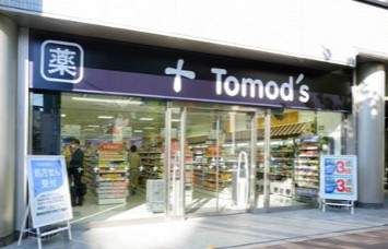 ドラックストア　トモズ茅場町店（ドラッグストア）まで428m