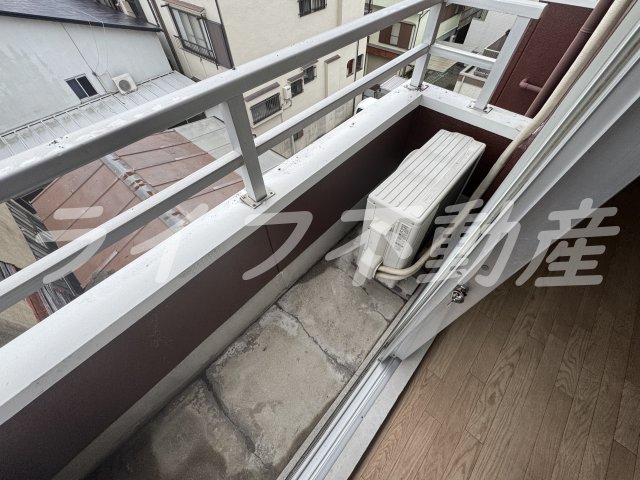 バルコニー　暖かな日差しのふりそそぐバルコニー