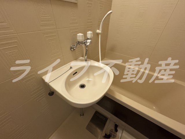 洗面設備　明るい洗面所です