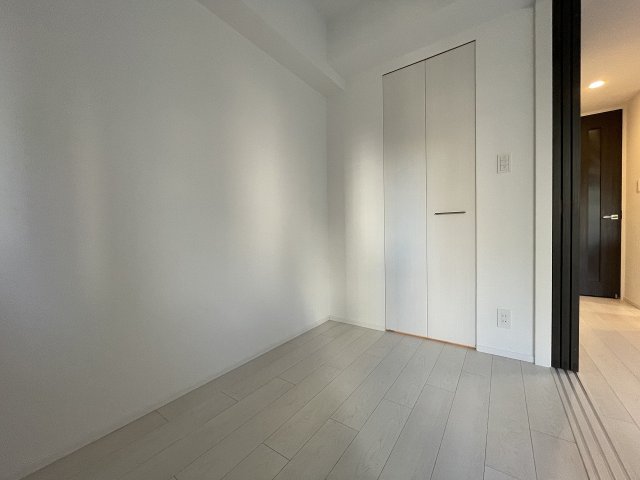 その他部屋・スペース　落ち着いた色調の寝室です