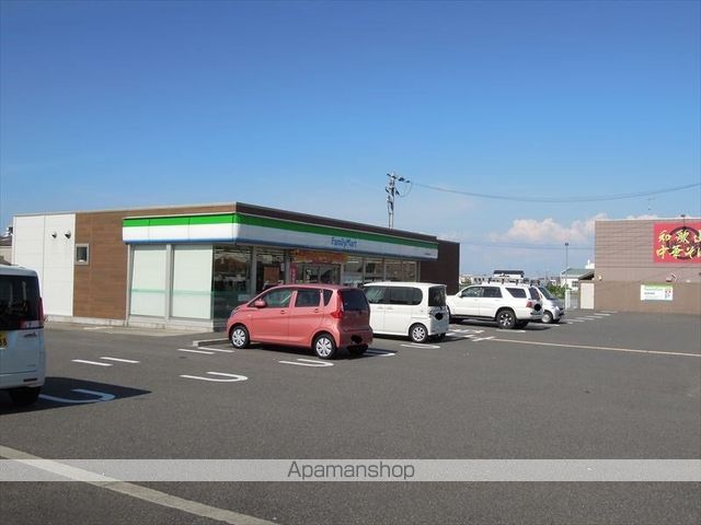 コンビニ　ファミリーマート（コンビニ）まで886m