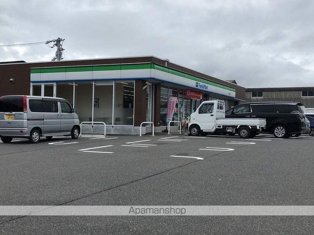 コンビニ　ファミリーマート（コンビニ）まで731m