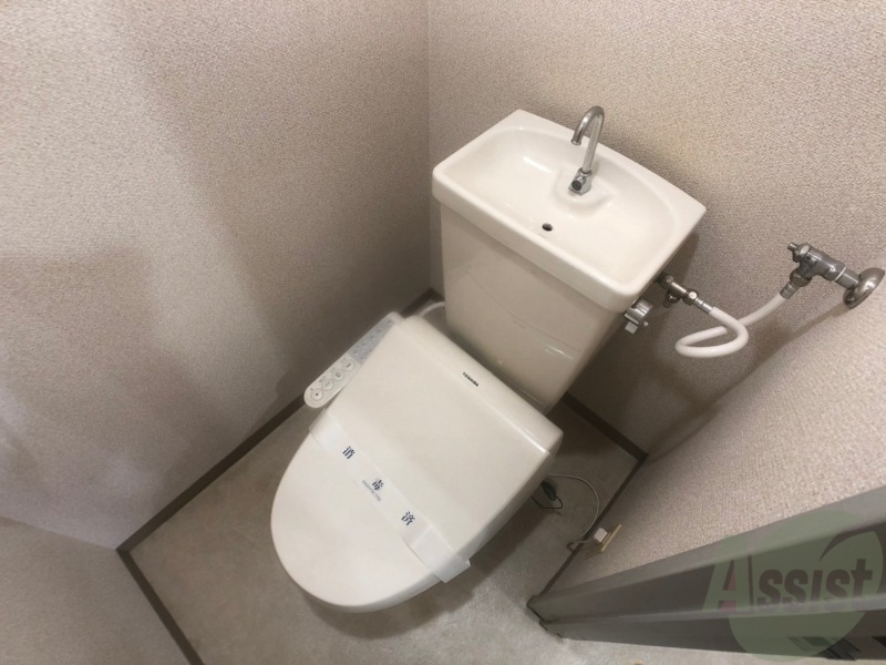 トイレ　こちらはトイレです。清潔感があり、安心して使用できます。