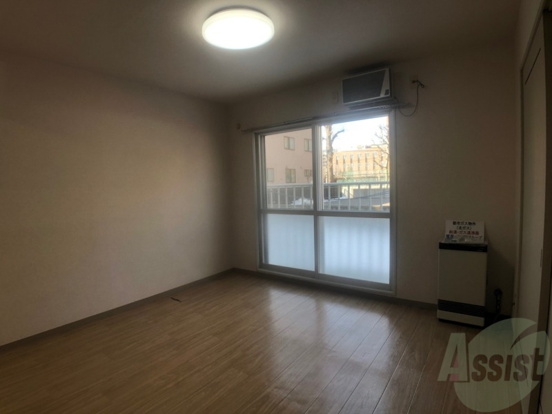その他部屋・スペース　寝室はこちらです。光が差し込む、温かみのあるお部屋です。