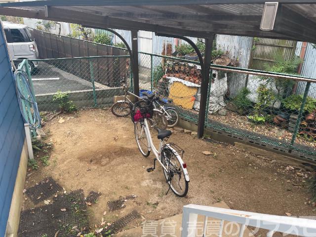 エントランス　屋根付き駐輪場