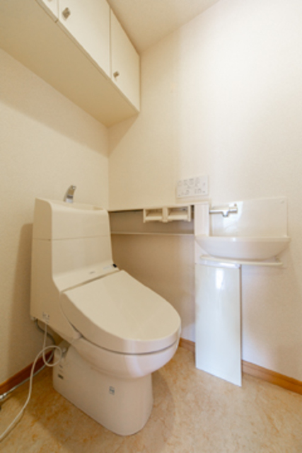 トイレ　※写真は同タイプ住戸です。