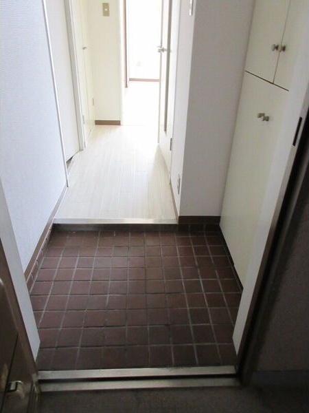 玄関　※写真は同じマンションの違う部屋のものになります。