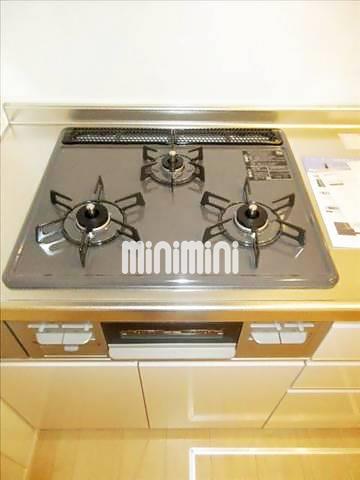 キッチン　３口コンロ付きです。