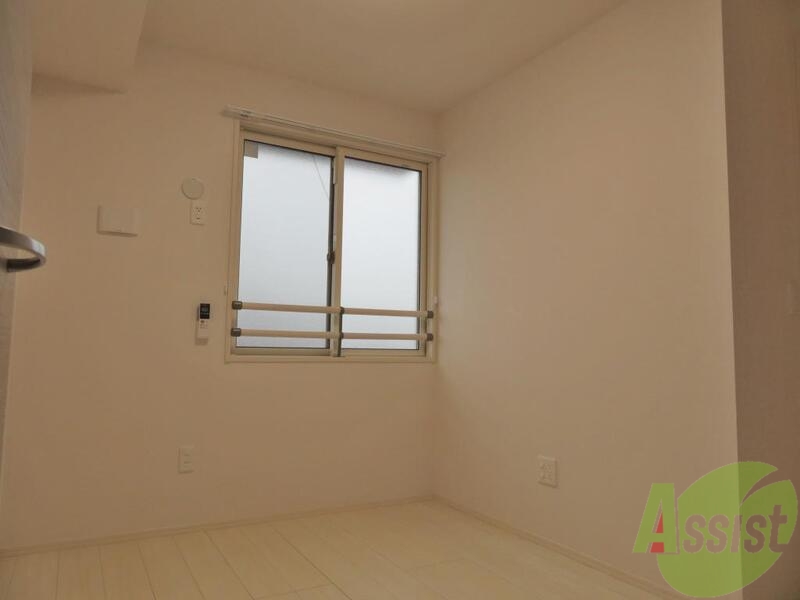 その他部屋・スペース　窓もついていて、白で統一されたお部屋がきれいです。