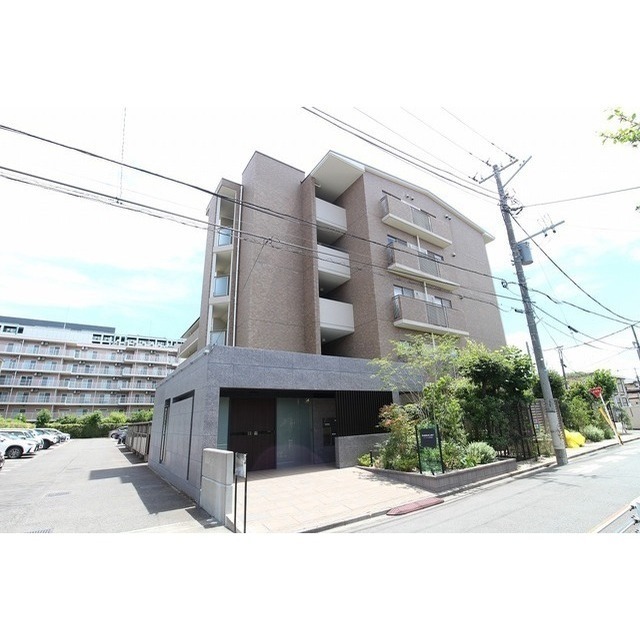 建物外観　鉄筋コンクリート造のがっちりとした建物。