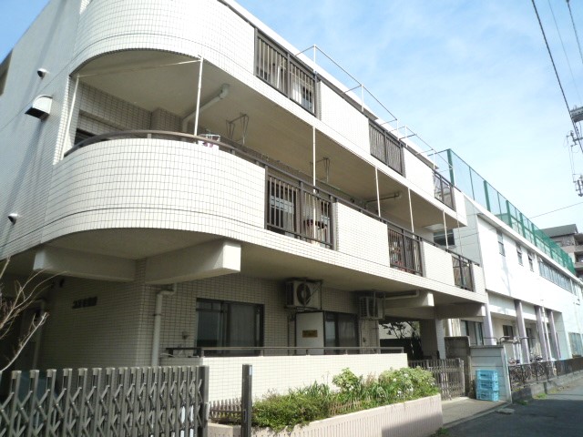 建物外観　タイル張りの鉄筋コンクリート造