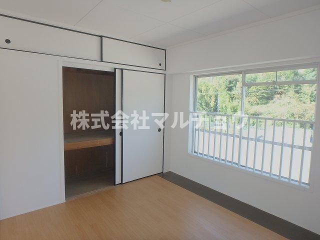 居室・リビング　落ち着いた色調の洋室です