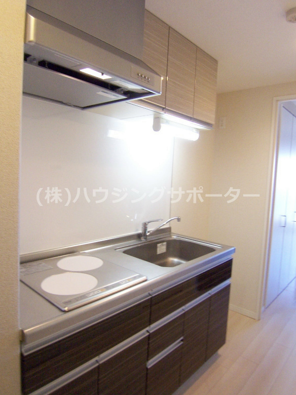 キッチン　２口コンロのシステムキッチンで、お料理好きの方にも対応できま