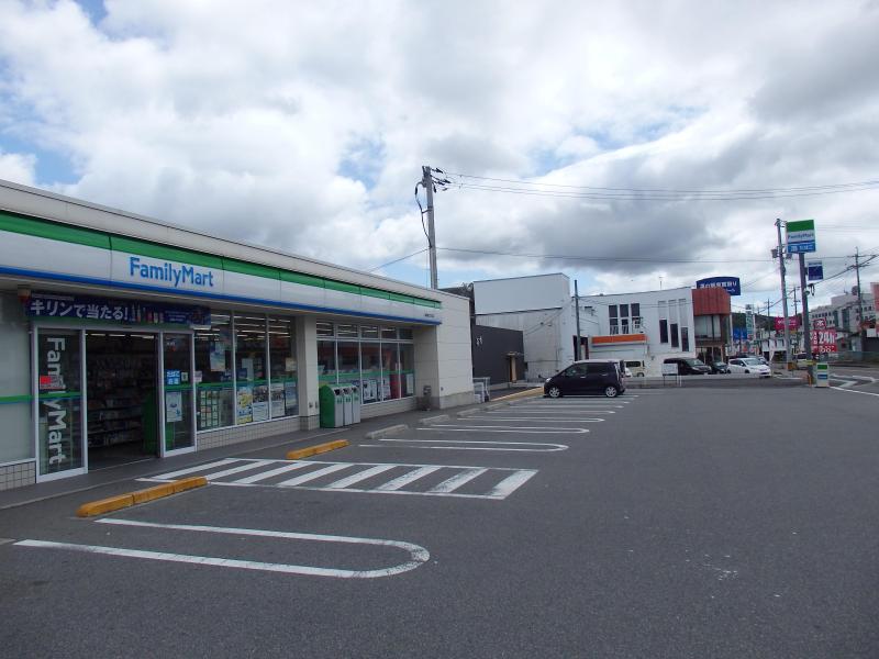 コンビニ　ファミリーマート（コンビニ）まで400m