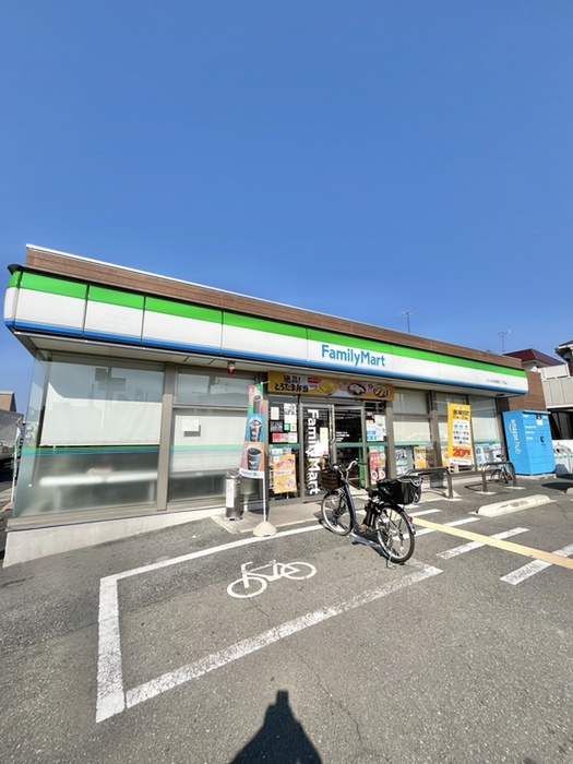 コンビニ　ファミリーマート（コンビニ）まで550m