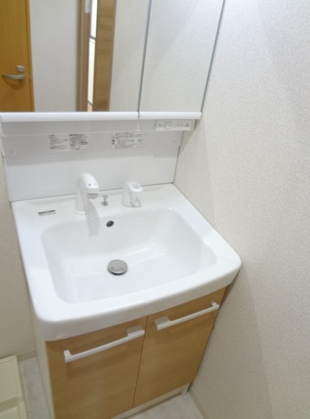 洗面設備　洗髪洗面化粧台なので朝の時短にも役立つ