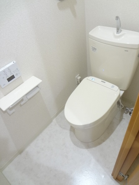 トイレ　衛生面を確保できる温水洗浄便座です
