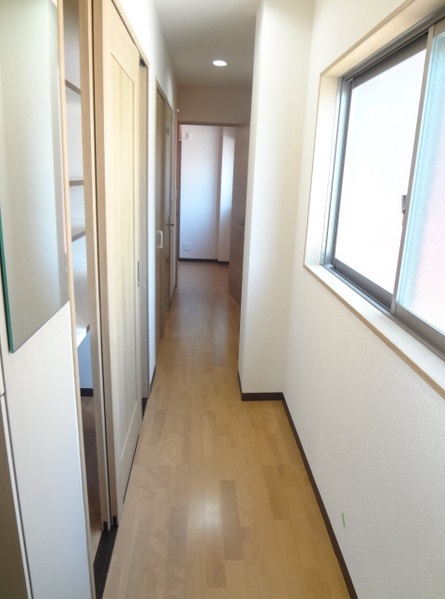 玄関　玄関の先には廊下があります